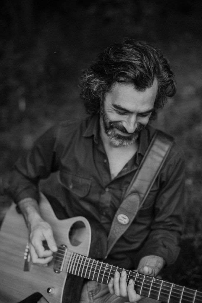 Guillaume Regaudie joue de la guitare dans le cadre de Chanson de son vivant