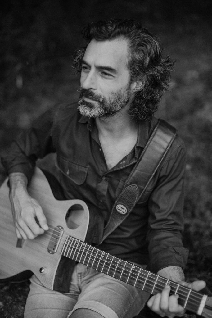 Guillaume Regaudie joue de la guitare dans le cadre de Chanson de son vivant