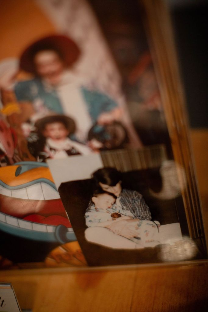 photos et souvenirs d'une personne décédée. Inspiration pour une chanson de son vivant.