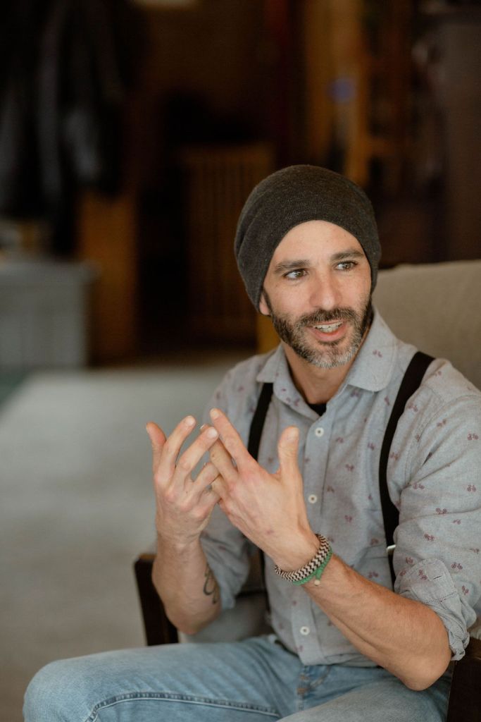 homme assis dans un salon, témoignage dans le cadre de chanson de son vivant