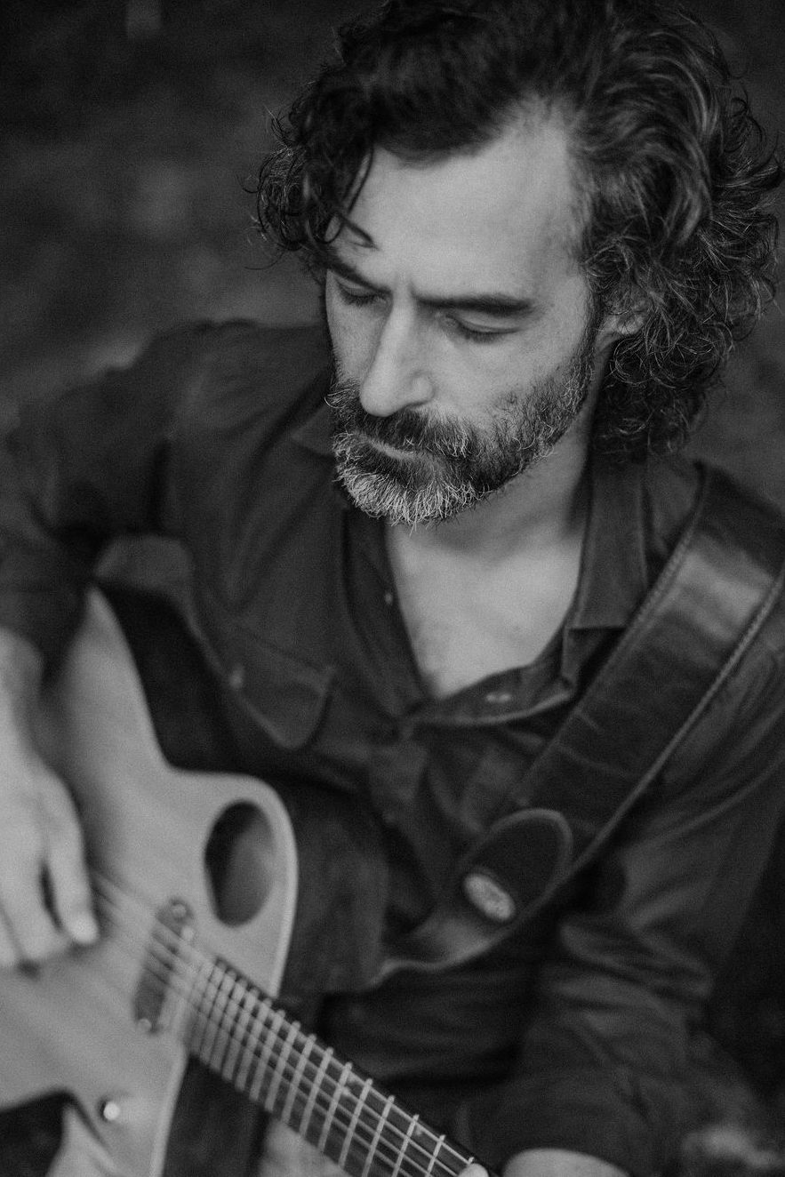 Guillaume Regaudie joue de la guitare dans le cadre de Chanson de son vivant